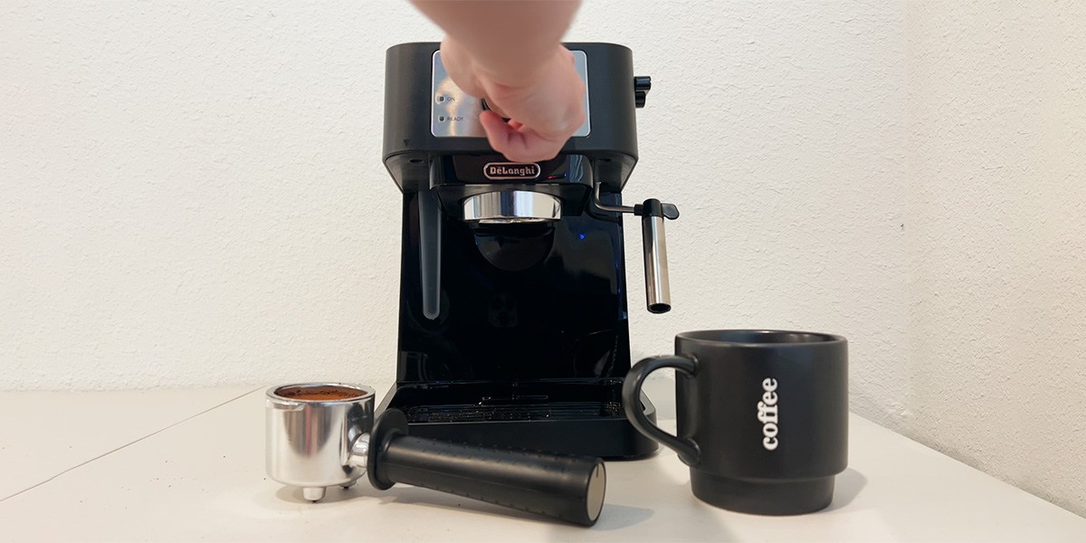 Person using De’Longhi Stilosa